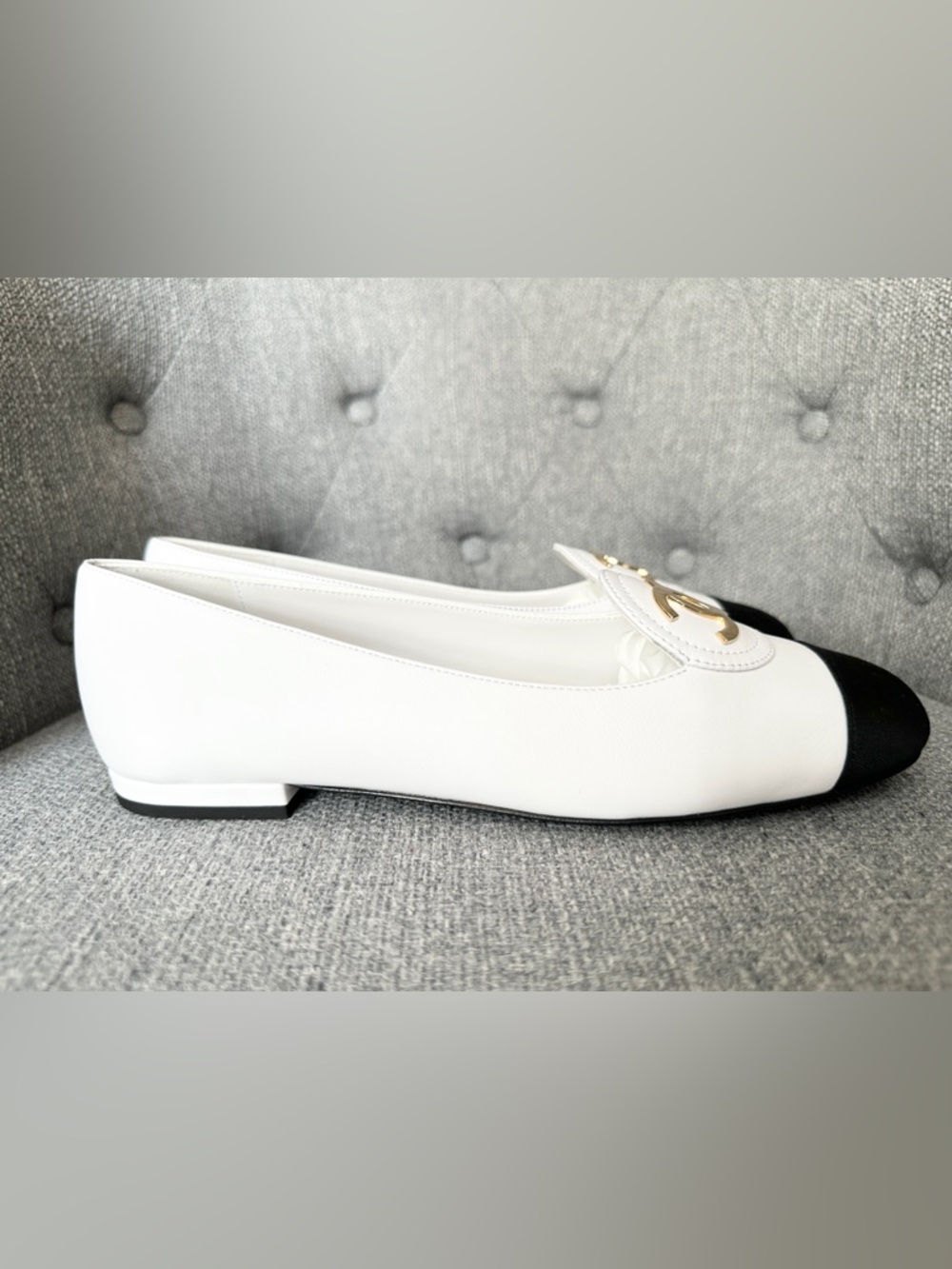 CHANEL S/S 2026 GOLD CC WHITE CALFSKIN LEATHER BLACK GROSGRAIN MOCCASINS FLAT 38 - Picture 4 of 15